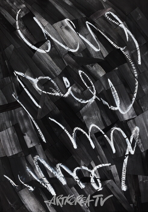 [Johyun Gallery] Lee Bae, Issu du Feu White Line-a8, 2023, Charcoal on Canvas, 117 x 82 cm