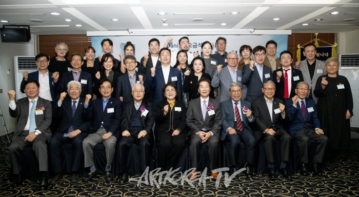 오금석 시인 '먼 하늘 바다 건너' 출판기념회-단체사진 촬영