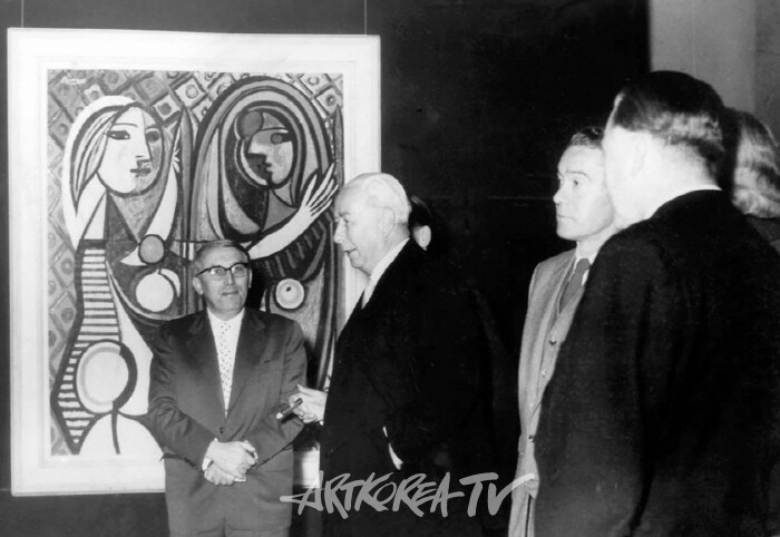 1955년 첫 번째 도큐멘타에서 피카소의 그림 앞에서 화가 아르놀트 보데(왼쪽)와 이야기를 나누고 있는 독일 대통령 테오도르 호이스(왼쪽에서 두 번째). 사진-Getty Images를 통한 picture alliance.