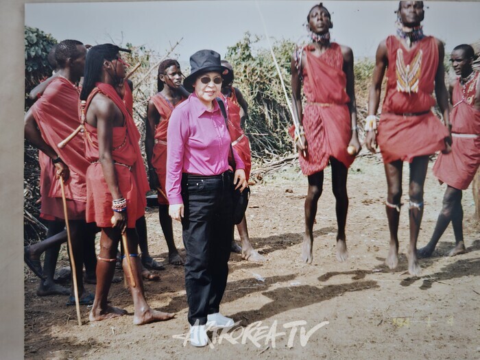 아프리카 여행 중 현지인들과 담소하는 서양순 작가