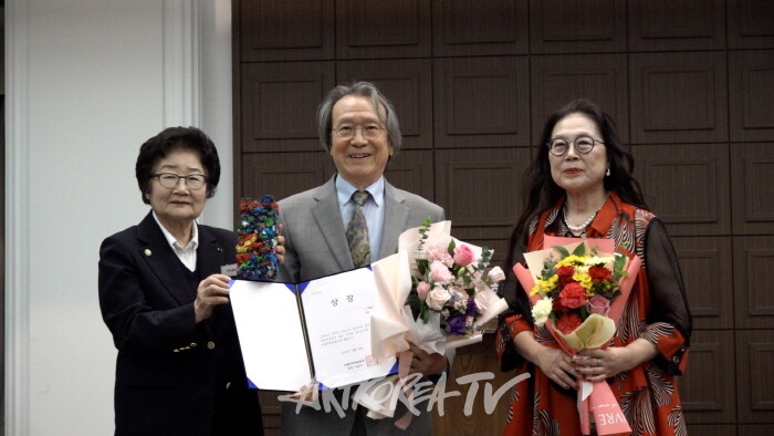 제1회 한불문화예술협회상 최예태 화백 미술상 수상