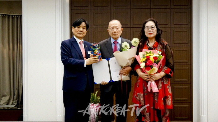 제1회 한불문화예술협회상 최예태 화백 미술상 수상