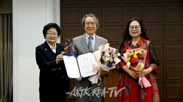 제1회 한불문화예술협회상 최예태 화백 미술상 수상