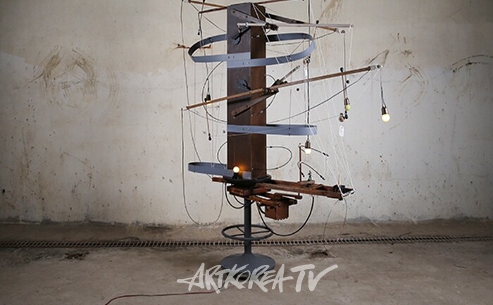 양정욱, '서서 일하는 사람들 #9'(2015)-나무, 모터, 백열전구, 실, 220X160X130cm. 전남도립미술관 소장.