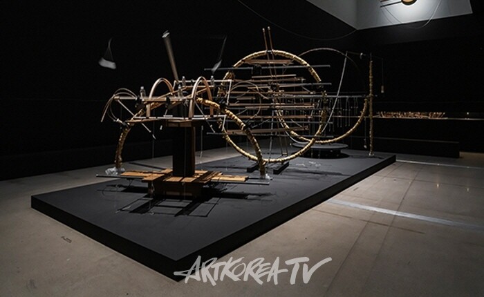 양정욱, '아는 사람의 모르는 밭에서'(2024)-나무, 모터, 전구, 실, 철, 300X700X300cm.