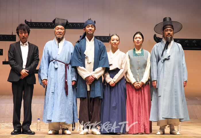 연극 '퉁소소리' 전막 프레스콜(사진 왼쪽부터 고선웅 연출-이호재-박영민-정새별-최나라-강신구) 2024.11.11 사진 ⓒ아트코리아방송 이용선 기자​