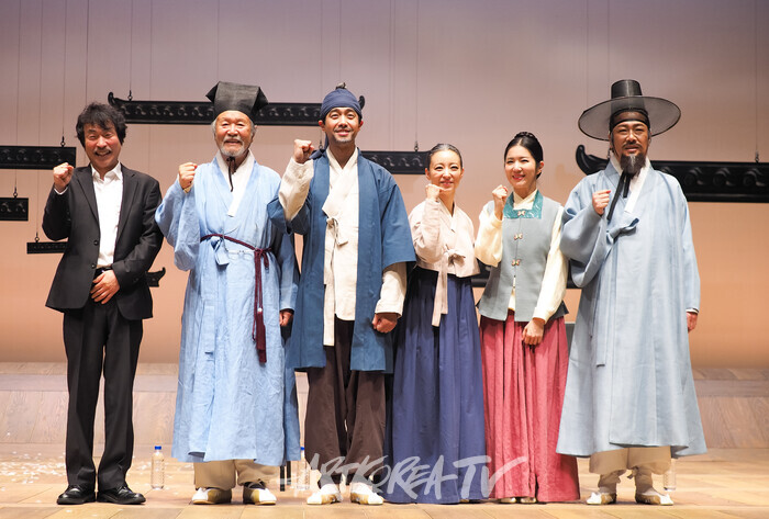 연극 '퉁소소리' 전막 프레스콜(사진 왼쪽부터 고선웅 연출-이호재-박영민-정새별-최나라-강신구) 2024.11.11 사진 ⓒ아트코리아방송 이용선 기자​