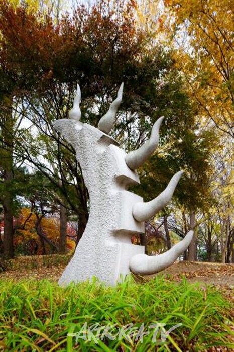 다섯개의 불꽃을 위하여-한국 조성묵-3.3X0.7X4.2 (m)