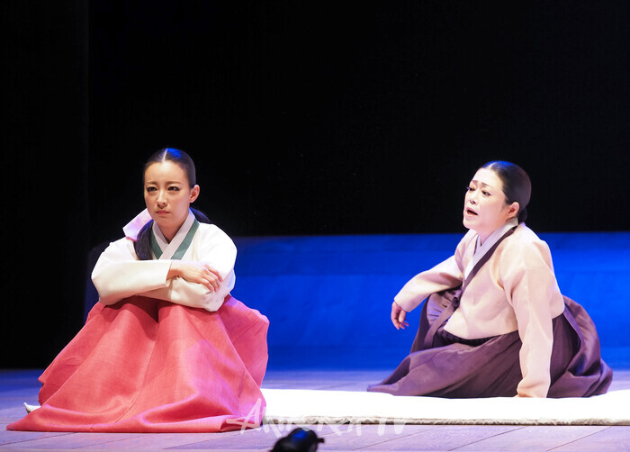 연극 '퉁소소리' 전막 프레스콜(옥영 역 정새별, 심씨 역 장연익) 2024.11.11 사진 ⓒ아트코리아방송 이용선 기자​