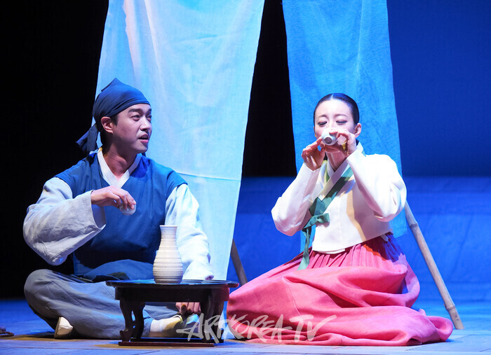 연극 '퉁소소리' 전막 프레스콜(옥영 역 정새별, 최척 역 박영민) 2024.11.11 사진 ⓒ아트코리아방송 이용선 기자​