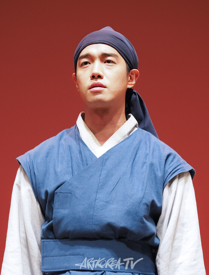 연극 '퉁소소리' 전막 프레스콜(최척 역 박영민) 2024.11.11 사진 ⓒ아트코리아방송 이용선 기자​