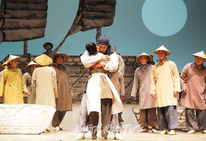 연극 '퉁소소리' 전막 프레스콜(최척 역 박영민, 옥영 역 정새별) 2024.11.11 사진 ⓒ아트코리아방송 이용선 기자​