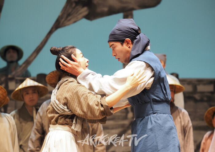 연극 '퉁소소리' 전막 프레스콜(최척 역 박영민, 옥영 역 정새별) 2024.11.11 사진 ⓒ아트코리아방송 이용선 기자​