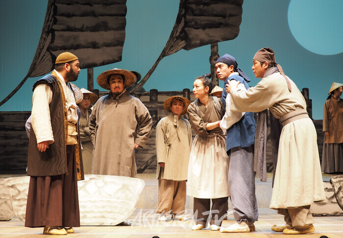 연극 '퉁소소리' 전막 프레스콜(최척 역 박영민, 옥영 역 정새별) 2024.11.11 사진 ⓒ아트코리아방송 이용선 기자​