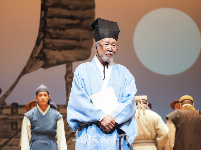 연극 '퉁소소리' 전막 프레스콜(노최척 역 이호재) 2024.11.11 사진 ⓒ아트코리아방송 이용선 기자​