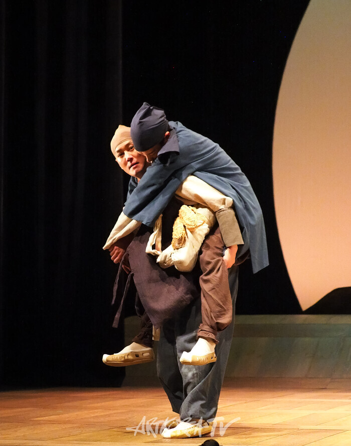 연극 '퉁소소리' 전막 프레스콜(최척 역 박영민, 몽석 역 최아론) 2024.11.11 사진 ⓒ아트코리아방송 이용선 기자​