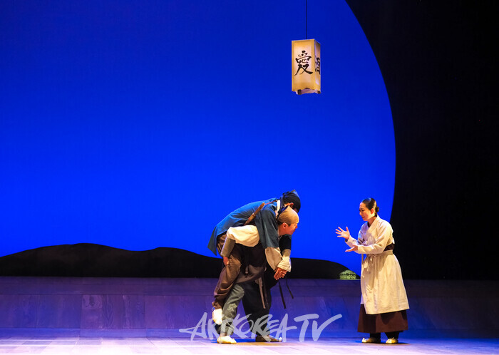 연극 '퉁소소리' 전막 프레스콜(최척 역 박영민, 몽선 역 최아론) 2024.11.11 사진 ⓒ아트코리아방송 이용선 기자​