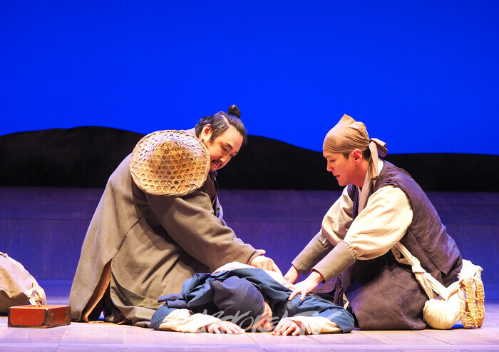 연극 '퉁소소리' 전막 프레스콜(최척 역 박영민, 몽선 역 최아론, 돈우 역 박장면) 2024.11.11 사진 ⓒ아트코리아방송 이용선 기자​