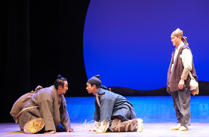 연극 '퉁소소리' 전막 프레스콜(홍도 역 최나라, 몽선 역 최아론, 돈우 역 박장면) 2024.11.11 사진 ⓒ아트코리아방송 이용선 기자​