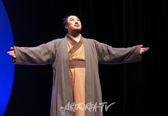연극 '퉁소소리' 전막 프레스콜(돈우 역 박장면) 2024.11.11 사진 ⓒ아트코리아방송 이용선 기자​