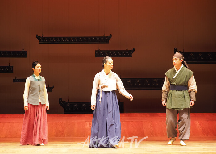 연극 '퉁소소리' 전막 프레스콜(홍도 역 최나라, 몽석 역 윤준호. 옥영 역 정새별) 2024.11.11 사진 ⓒ아트코리아방송 이용선 기자​