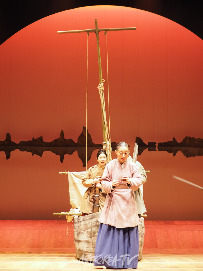 연극 '퉁소소리' 전막 프레스콜(홍도 역 최나라, 옥영 역 정새별) 2024.11.11 사진 ⓒ아트코리아방송 이용선 기자​