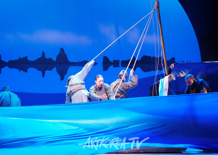 연극 '퉁소소리' 전막 프레스콜(홍도 역 최나라, 옥영 역 정새별) 2024.11.11 사진 ⓒ아트코리아방송 이용선 기자​