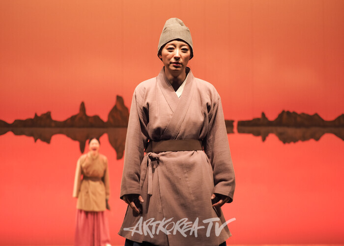 연극 '퉁소소리' 전막 프레스콜(홍도 역 최나라, 옥영 역 정새별) 2024.11.11 사진 ⓒ아트코리아방송 이용선 기자​