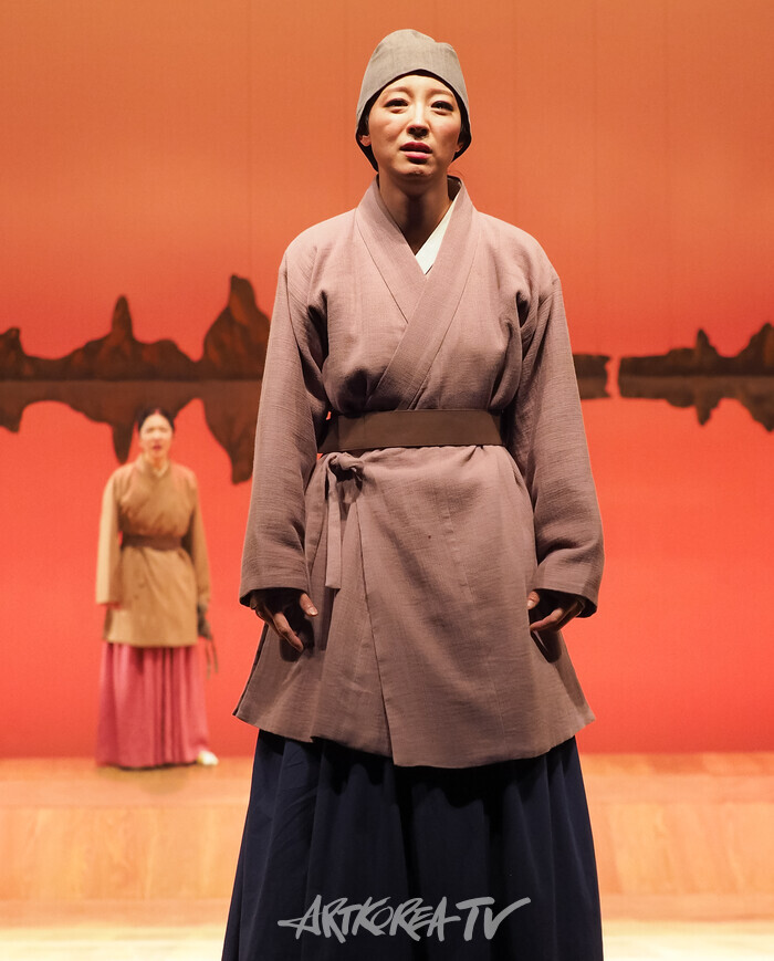 연극 '퉁소소리' 전막 프레스콜(홍도 역 최나라, 옥영 역 정새별) 2024.11.11 사진 ⓒ아트코리아방송 이용선 기자​