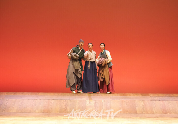 연극 '퉁소소리' 전막 프레스콜(홍도 역 최나라, 옥영 역 정새별, 몽석 역  윤준호) 2024.11.11 사진 ⓒ아트코리아방송 이용선 기자​