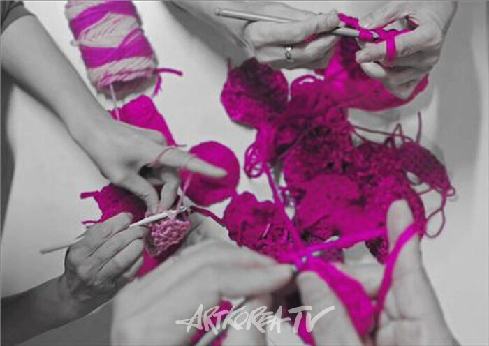 뜨개질연대 프로젝트 ‘같이 뜨개더’ 옵티컬 고공농성 (박정혜 소현숙과 루치아, 김미련, 최지혜등)_단채널 비디오_ loop_4K _2024 (Dokumentation Video).