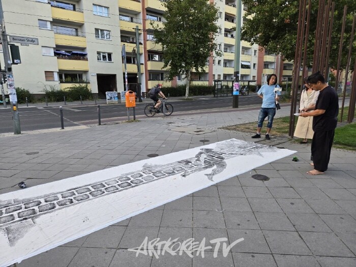 성백 / Messenger on the Road in Berlin - 52.5353592,13.390303 / 영상