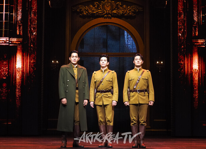 뮤지컬 '스윙 데이즈_암호명 A' 프레스콜(사진 왼쪽부터 김건우-고훈정-이창용). 2024.11.26 사진 ⓒ아트코리아방송 이용선 기자​