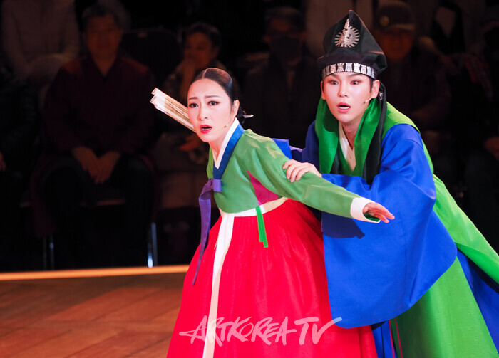 '마당놀이 모듬전' 전막 시연(몽룡 역 김준수, 춘향 역 이소연). 2024.11.28 사진 ⓒ아트코리아방송 이용선 기자​