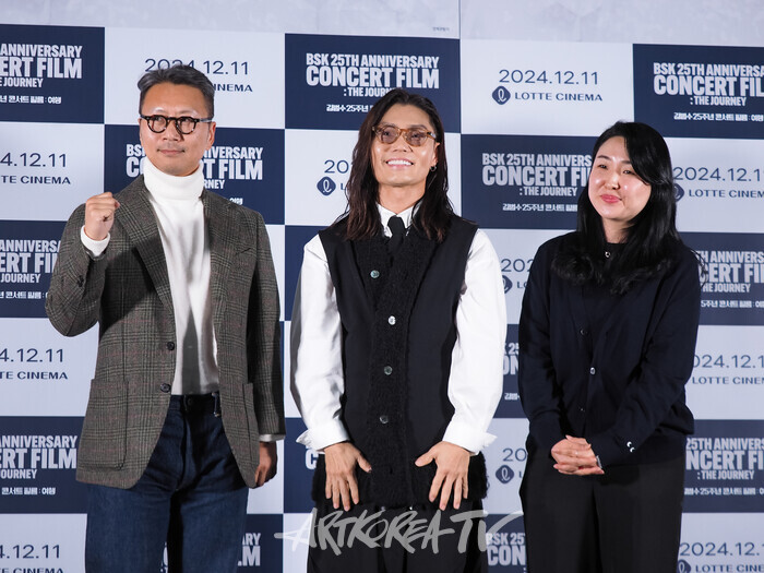 '김범수 25주년 콘서트 필름 : 여행' 언론/배급 시사회 및 기자 간담회(사진 왼쪽부터 감독 이주현-김범수-감독 고은경) 2024.12.06 사진 ⓒ아트코리아방송 이용선 기자​