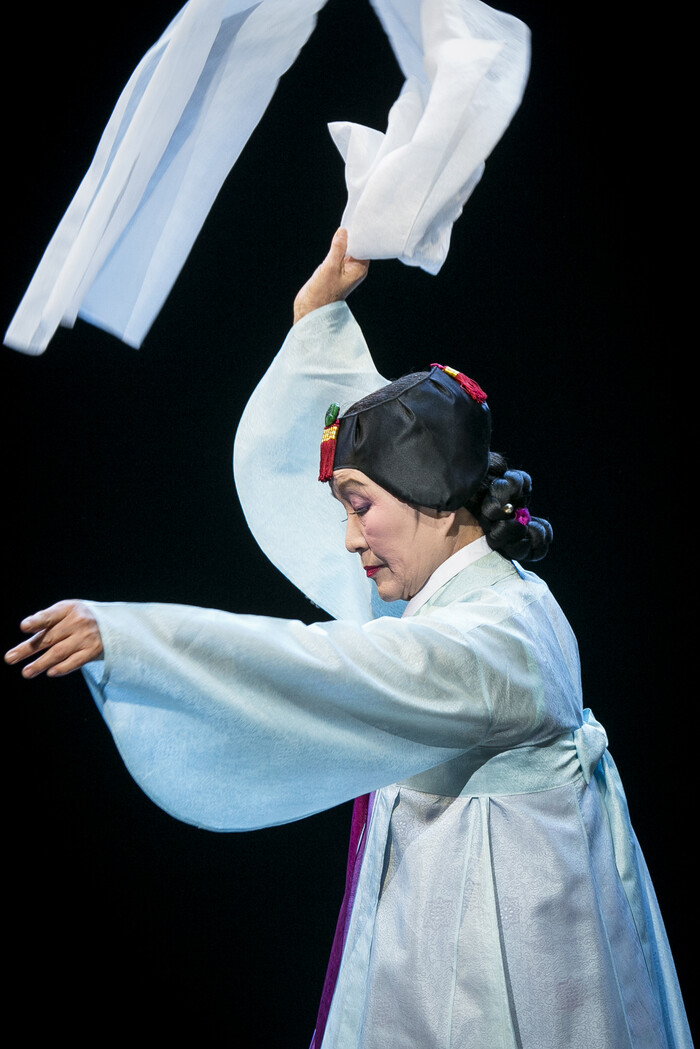 이매방류 살풀이춤-김명자. 제공 한국춤예술센터