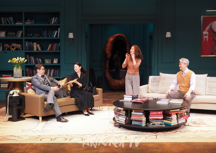 연극 '대학살의 신' 프레스콜(미셸 역 김상경, 베로니끄 역 정연, 알랭역 민영기, 아네뜨 역 임강희) 2024.12.10 사진 ⓒ아트코리아방송 이용선 기자​
