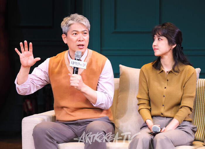 연극 '대학살의 신' 프레스콜(미셸 역 김상경, 베로니끄 역 신동미) 2024.12.10 사진 ⓒ아트코리아방송 이용선 기자​