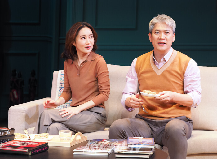 연극 '대학살의 신' 프레스콜(미셸 역 김상경, 베로니끄 역 정연) 2024.12.10 사진 ⓒ아트코리아방송 이용선 기자​