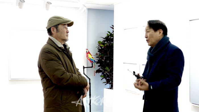 김영환 작가와 김종근 미술평론가가 인터뷰를 하고 있다.