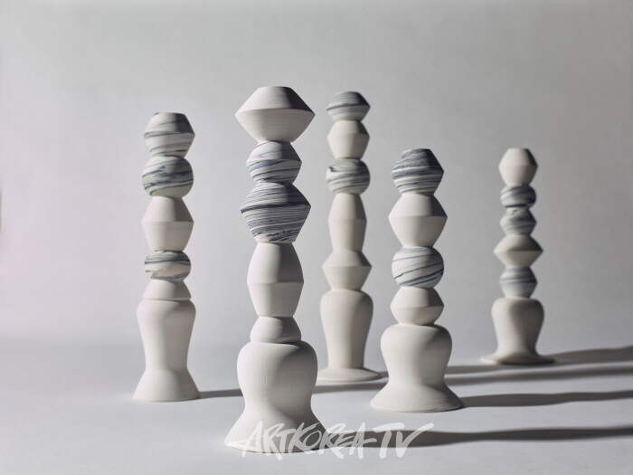 권해영, 소망(所望) - 돌 하나에 담긴 마음, 90×90×380mm~130×130×500mm, 백자토, 고화도안료, 2023