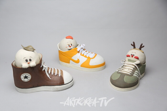 박윤서, Hide Sneacap, 15×30×23cm, 백자토와 화장토, 2023 (3pcs)