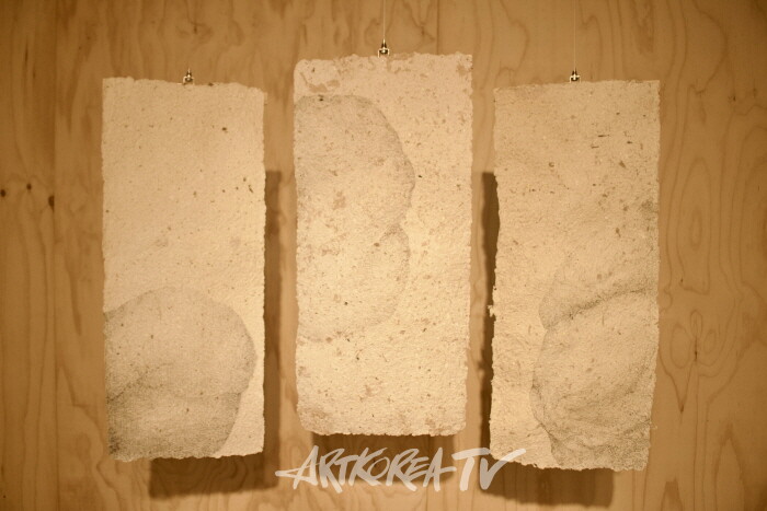 황수진, 짓-눌래다, 114×85×40cm, 종이, 목공풀, 연필, 2024