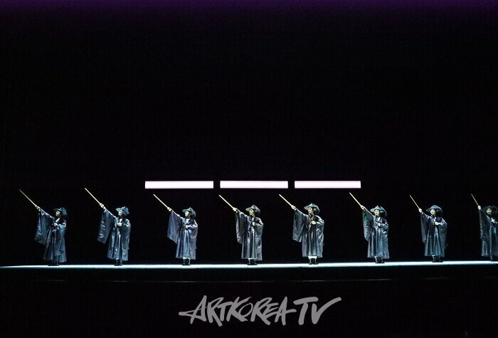 국립무용단 '향연' 1막 '무의'(정대업지무) 2024.12.17 사진 ⓒ아트코리아방송 이용선 기자