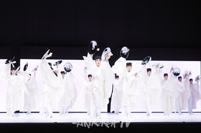 국립무용단 '향연' 2막 '바라춤'. 2024.12.17 사진 ⓒ아트코리아방송 이용선 기자