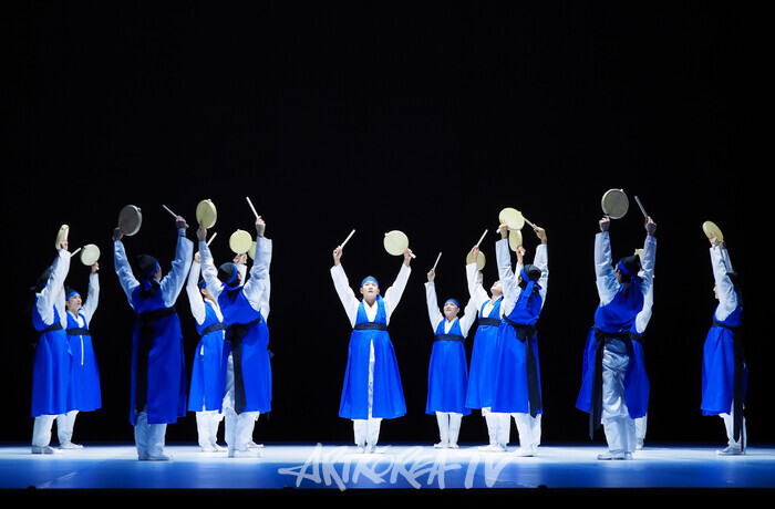 국립무용단 '향연' 3막 '소고춤'. 2024.12.17 사진 ⓒ아트코리아방송 이용선 기자