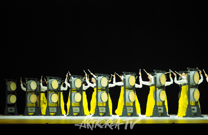 국립무용단 '향연' 3막 '이매방 오고무'. 2024.12.17 사진 ⓒ아트코리아방송 이용선 기자