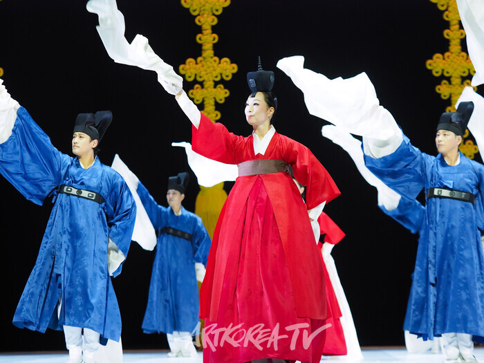 국립무용단 '향연' 4막 '신태평무'. 2024.12.17 사진 ⓒ아트코리아방송 이용선 기자