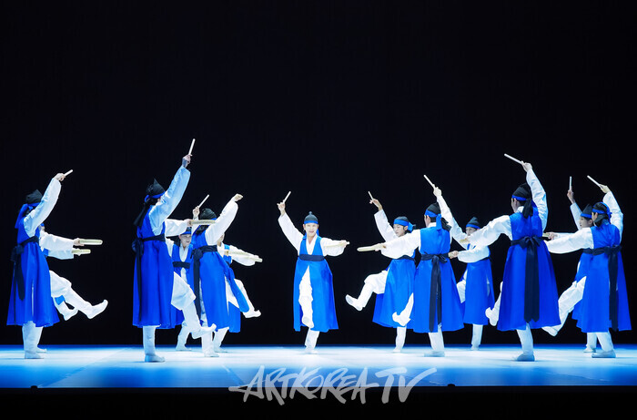 국립무용단 '향연' 3막 '소고춤'. 2024.12.17 사진 ⓒ아트코리아방송 이용선 기자