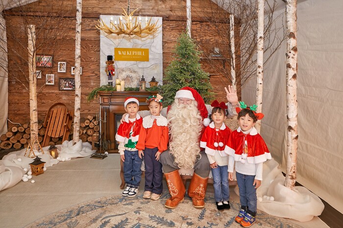 워커힐 '2024 산타 키즈 빌리지'에서 즐거운 추억을 쌓고 있는 아이들. 제공 워커힐 호텔앤리조트